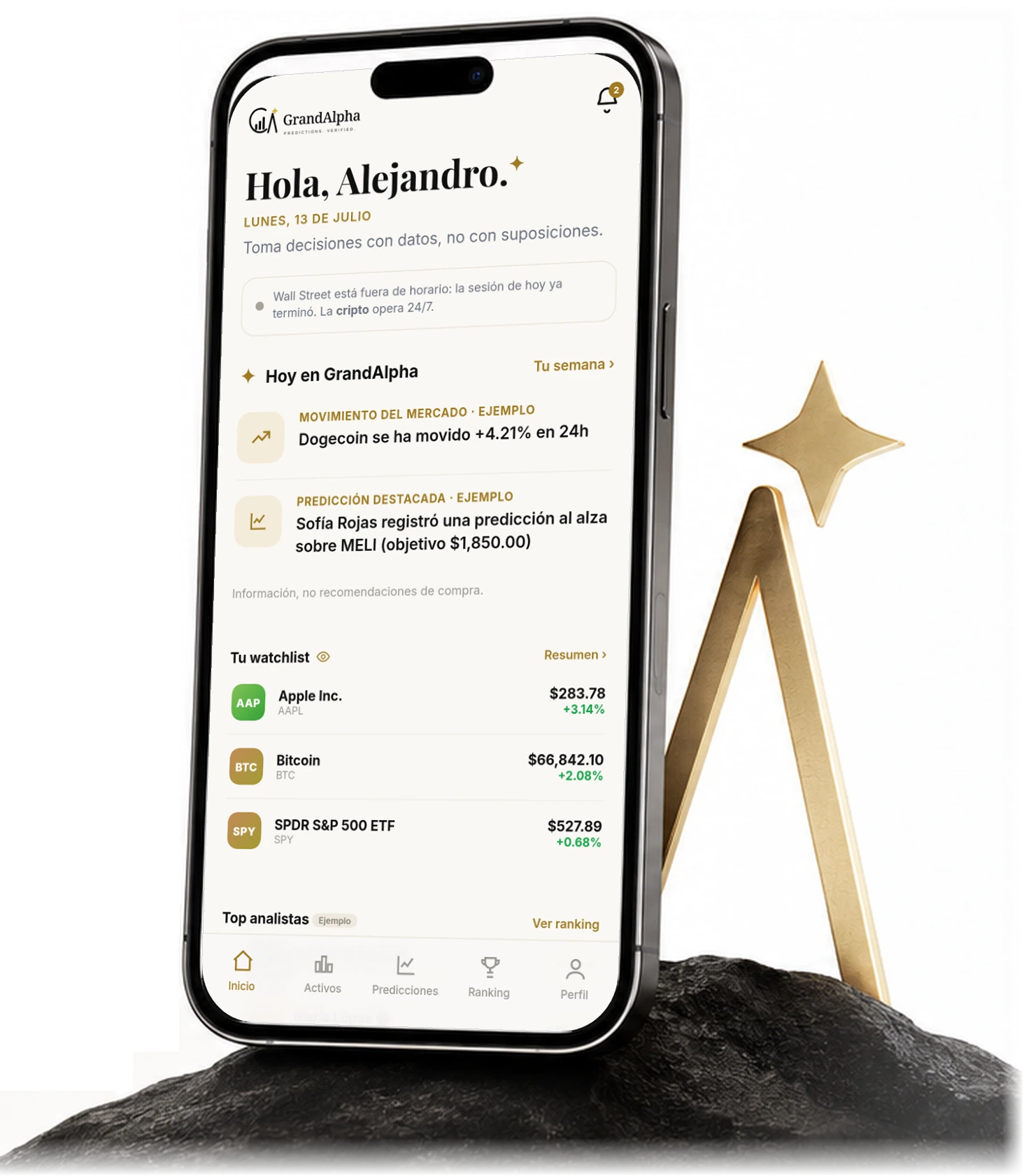 App GrandAlpha apoyada sobre una roca junto al monograma dorado de la marca: pantalla de Inicio con el saludo, el resumen del día y la watchlist